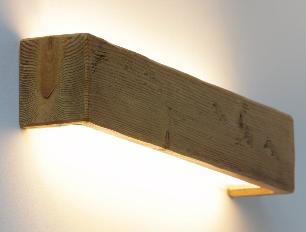 Wandleuchte aus massivem antiken Holzbalken mit LED-Technik