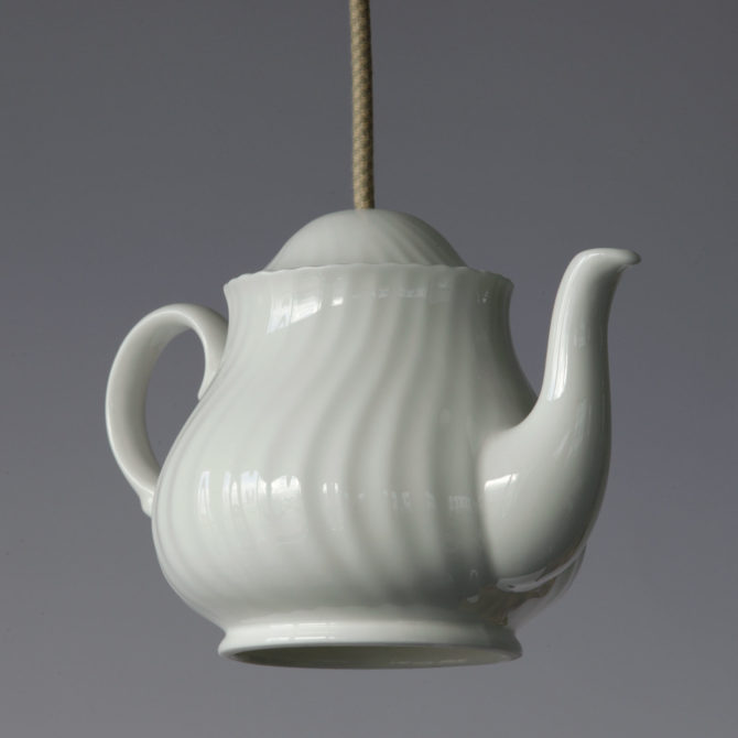 Hängeleuchte in Form einer Teekanne aus Porzellan