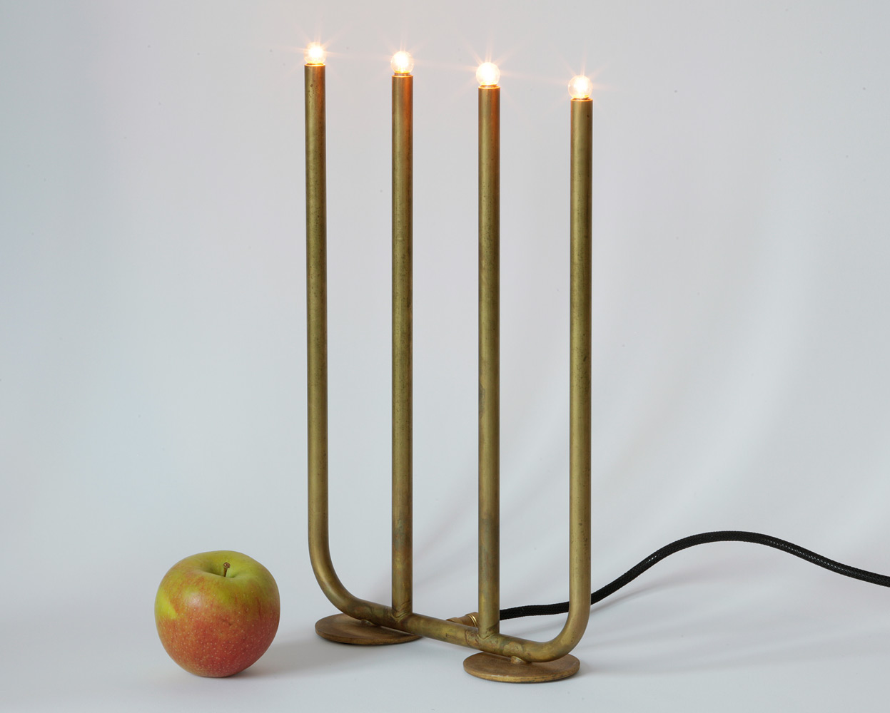 Tisch-Leuchter ADVENT aus der schwedischen Manufaktur KH Verkstad, roh belassenes Messing